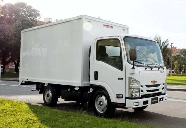 "Repuestos para camiones Isuzu NPR, NHR, NKR, Hino FC 300, Foton y JAC, para mantener una flota en perfecto estado de funcionamiento, con opciones de piezas originales y de calidad."